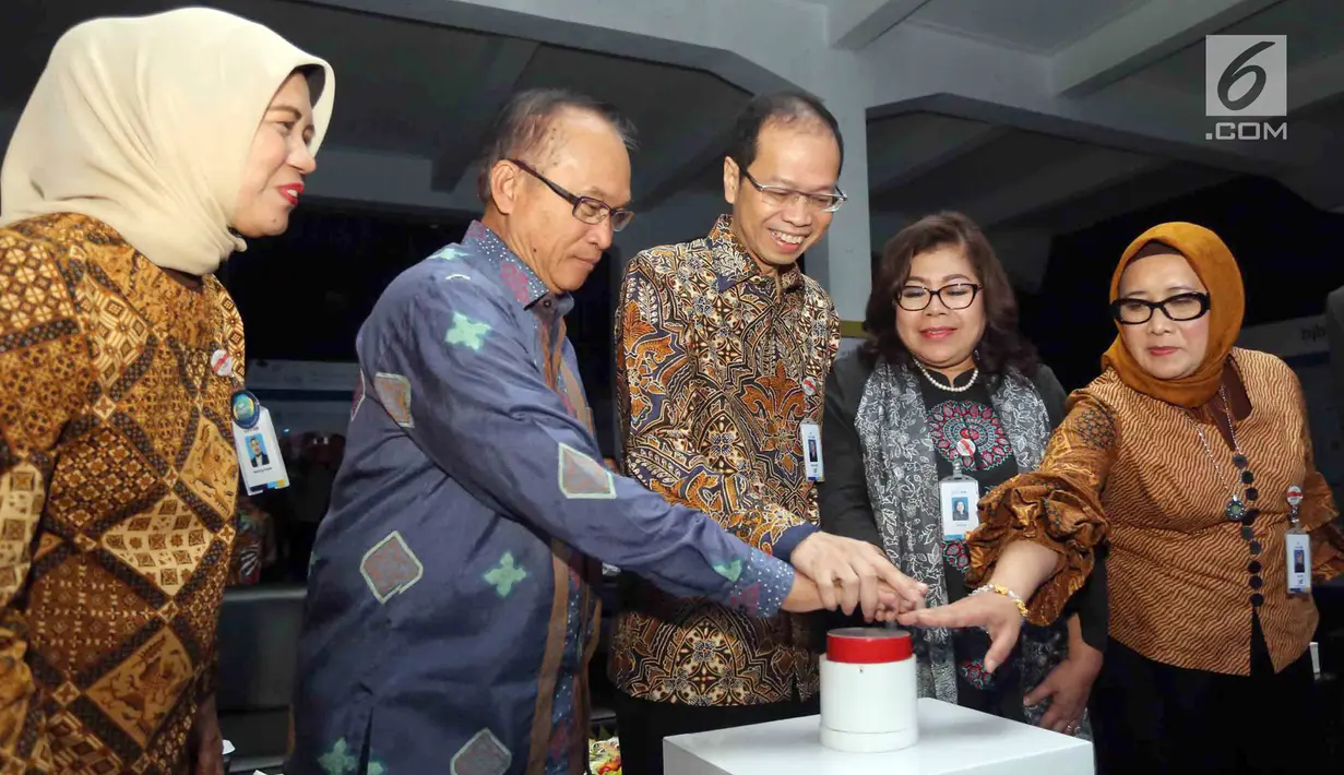 Dirut Bank bjb Ahmad Irfan (kedua kanan) bersama jajaran direksi bjb pada peresmian bjb University di Bandung, Rabu (18/7). Berdirinya bjb memiliki visi memperkuat bidang penunjang SDM. (Liputan6.com/Pool/Toga)