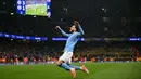 Di masa tambahan waktu atau menit ke-90+1, Rayan Cherki menambah derita Dortmund. Pemain muda Prancis itu memanfaatkan celah di lini belakang lawan dan mencetak gol keempat bagi City. Tampak dalam foto, gelandang Manchester City asal Prancis, Rayan Cherki merayakan golnya dalam pertandingan lanjutan fase liga Liga Champions 2025/2026 antara Manchester City dan Borussia Dortmund di Stadion Etihad, Manchester, Inggris barat laut, pada 5 November 2025 waktu setempat atau Kamis (6/11) dini hari WIB. (Oli SCARFF/AFP)