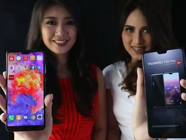 Model menunjukan Huawei P20 Pro di Jakarta, Kamis (28/6). Huawei P20 Pro resmi dipasarkan dan dibanderol seharga Rp 11.999.000 di Indonesia. (Liputan6.com/Angga Yuniar)
