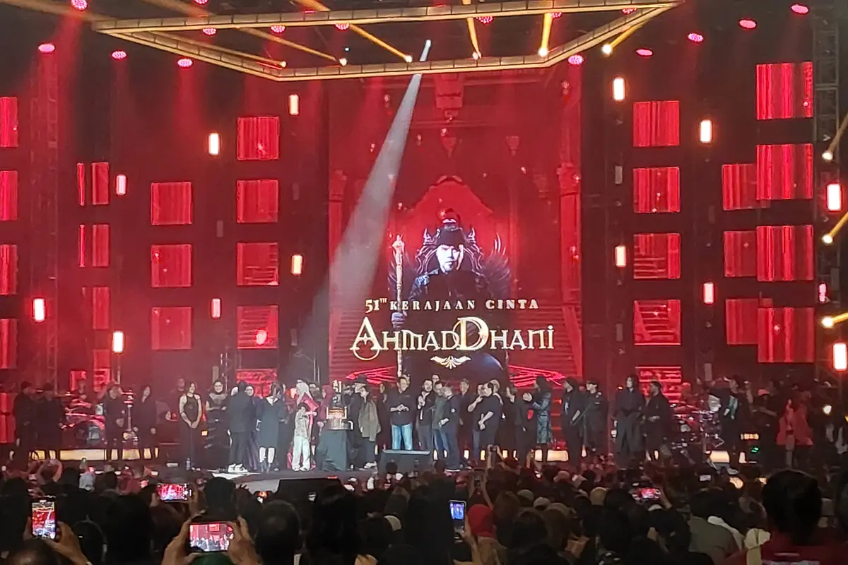 Momen Ahmad Dhani Tiup Lilin di Konser 51 Tahun Kerajaan Cinta Ahmad Dhani