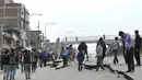 Sejumlah warga Kathmandu melihat jalan yang rusak akibat gempa , Minggu (26/4/2015). Gempa berkekuatan 7,8 Skala Richter dikabarkan telah menelan korban sekitar 2000 jiwa. (AFP Photo/Prakash Mathema)
