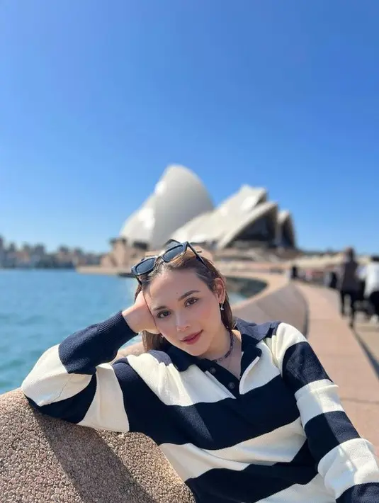 Mengenakan kaos lengan panjang, ia menambahkan kalung beads sebagai aksesori pemanis yang meningkatkan gayanya. (Liputan6.com/IG/@gretairn)