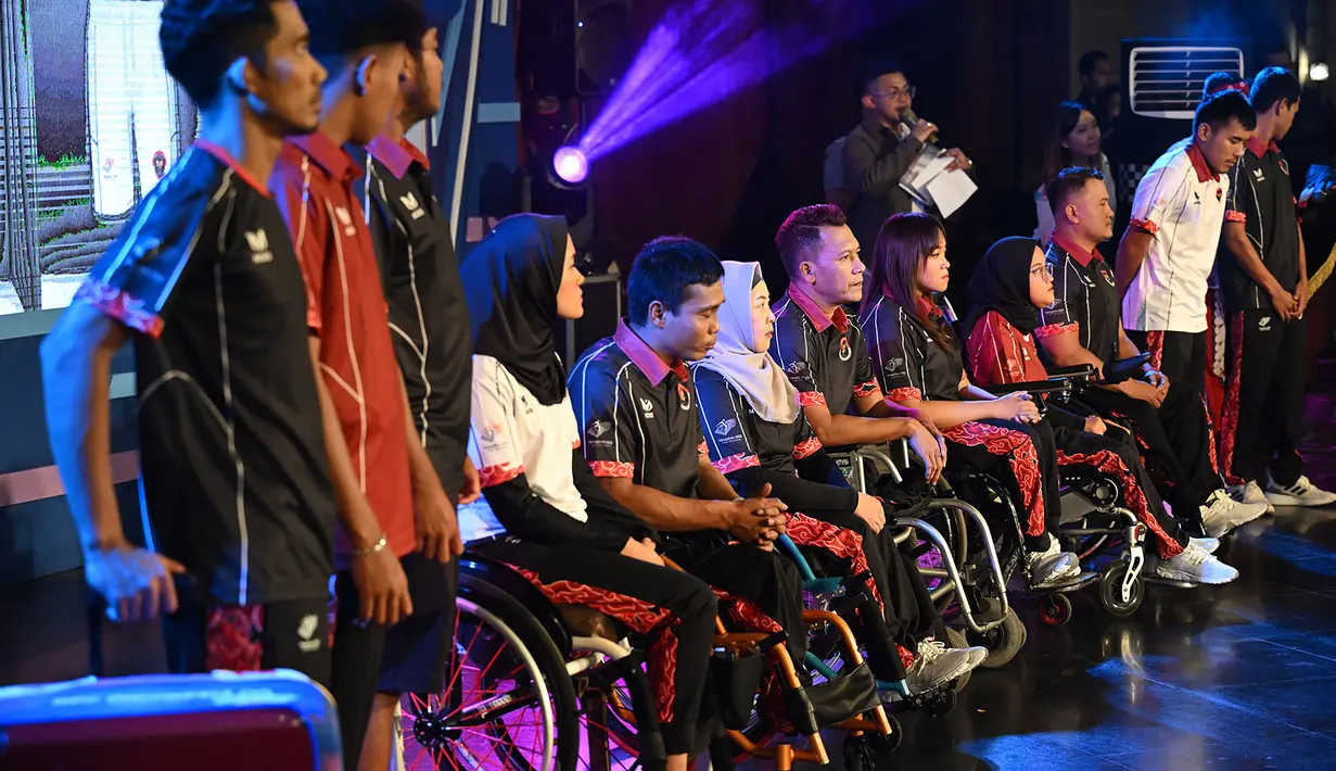Perwakilan atlet berpose saat peluncuran jersey tim Indonesia untuk Asian Para Games Hangzhou 2022 di Pendhapi Balaikota Surakarta, Jawa Tengah, Jumat (13/10/2023). (NPC Indonesia/Agung Wahyudi)
