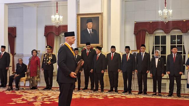 Presiden FIFA Gianni Infantino mendapat penghargaan bintang jasa dari Presiden Jokowi di Istana Negara Jakarta, Jumat (10/11/2023).