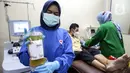 Petugas memperlihatkan hasil pengambilan plasma darah atau plasma konvalesen dari pasien sembuh COVID-19, di Unit Donor Darah (UDD) PMI DKI Jakarta, Rabu (23/6/2021). PMI DKI Jakarta menyatakan ketersediaan stok plasma konvalesen di DKI kosong. (Liputan6.com/Faizal Fanani)