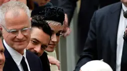 Penyanyi Katy Perry (kanan) bersama Orlando Bloom (tengah) menghadiri audiensi oleh Paus Francis untuk peserta dalam konferensi medis "Bersatu untuk Menyembuhkan" tentang obat untuk kanker di aula Paul VI, Vatikan, (28/4). (AP Photo/Alessandra Tarantino)