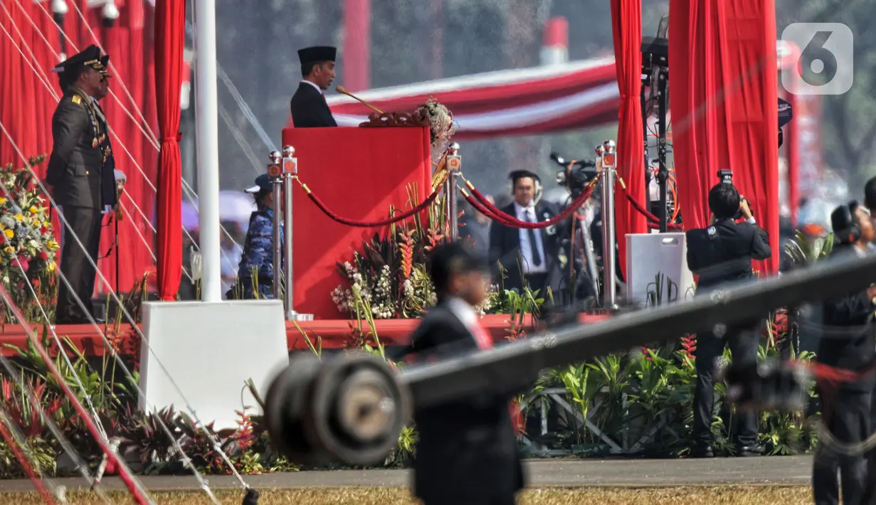 Presiden Joko Widodo atau Jokowi memberi sambutan pada perayaan HUT ke-74 TNI di Taxi Way Echo, Lanud Halim Perdanakusuma, Jakarta Timur, Sabtu (5/10/2019). Jokowi mengapresiasi para pejabat dan perwira tinggi utama TNI yang telah membantu periode kepemimpinannya. (Liputan6.com/JohanTallo)