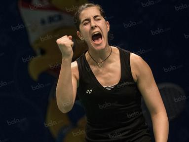 Pebulutangkis tunggal putri Spanyol, Carolina Marin, merayakan keberhasilannya lolos ke babak perempat final BCA Indonesia Open 2016 di Istora Senayan, Jumat (2/6/2016). (Bola.com/Vitalis Yogi Trisna)