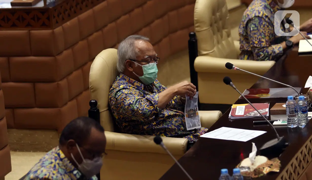 Menteri PUPR Basuki Hadimuljono (tengah) rapat kerja dengan Komisi V DPR RI di Senayan, Jakarta, Rabu (17/3/2021). Rapat membahas penanganan infrastruktur pascabencana dan pengembangan Food Estate dan Pembangunan Infrastruktur Ketahanan Pangan. (Liputan6.com/Angga Yuniar)