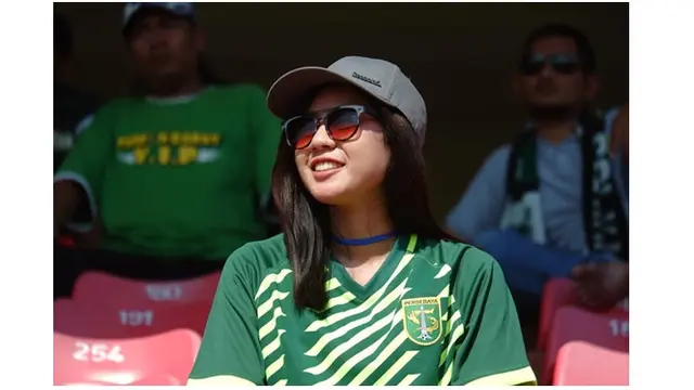 Sebelum bergabung di tim Bajul Wedok, ia menjadi Bonita selama 12 tahun.
