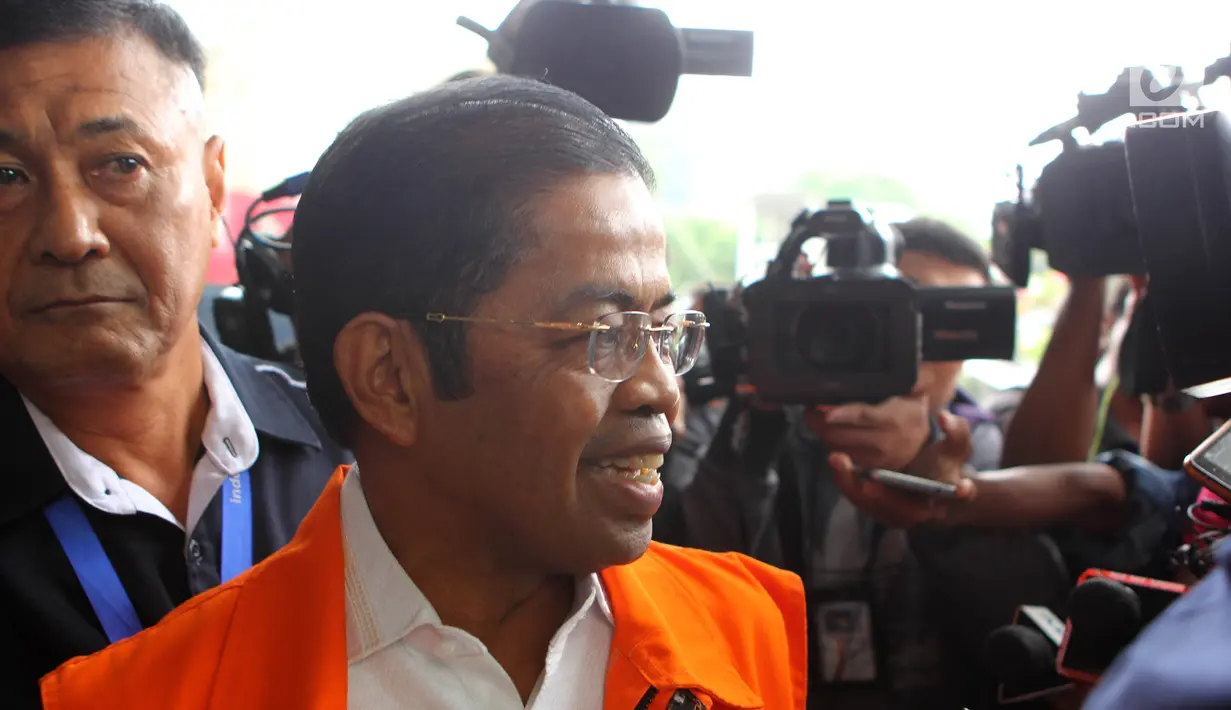 Mantan Menteri Sosial Idrus Marham saat tiba di Gedung KPK, Kamis (8/11). Idrus diperiksa sebagai saksi untuk tersangka Eni Saragih. (Liputan6.com/Herman Zakharia)
