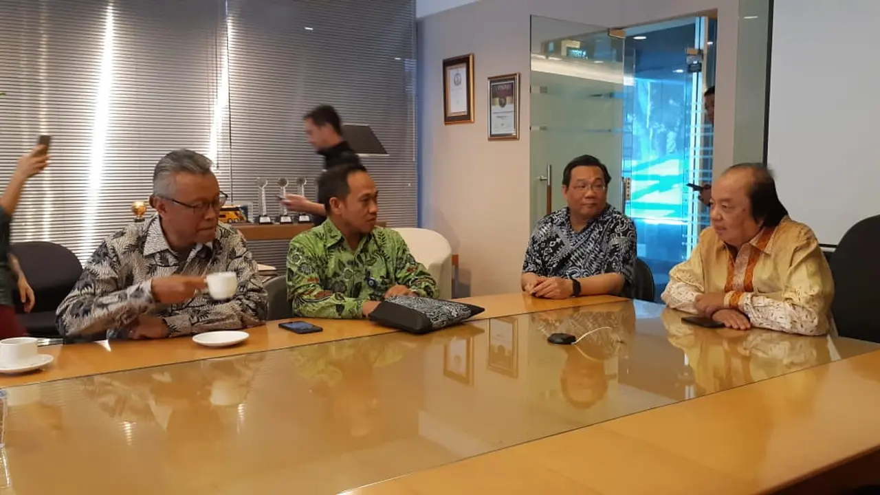 Dubes RI untuk Yordania merangkap Palestina Andy Racmianto (paling kiri), Direktur Kerja Sama HAM Kemlu RI Achsanul Habib, bersama Pemilik Mayapada Group Dato Tahir (paling kanan) di Jakarta (15/10) (Rizki Akbar Hasan/Liputan6.com)