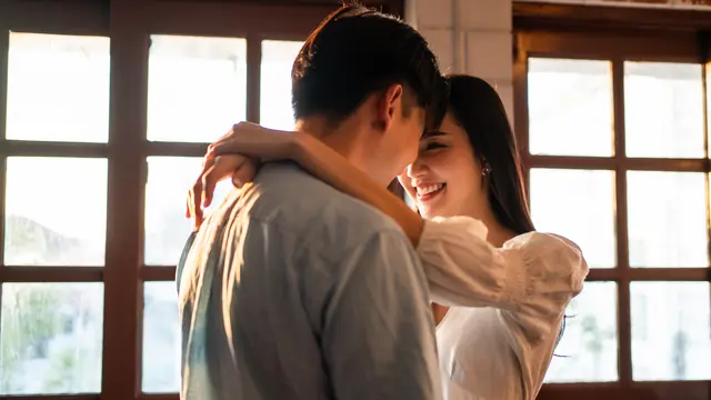 perempuan dan pasangan senja berdua