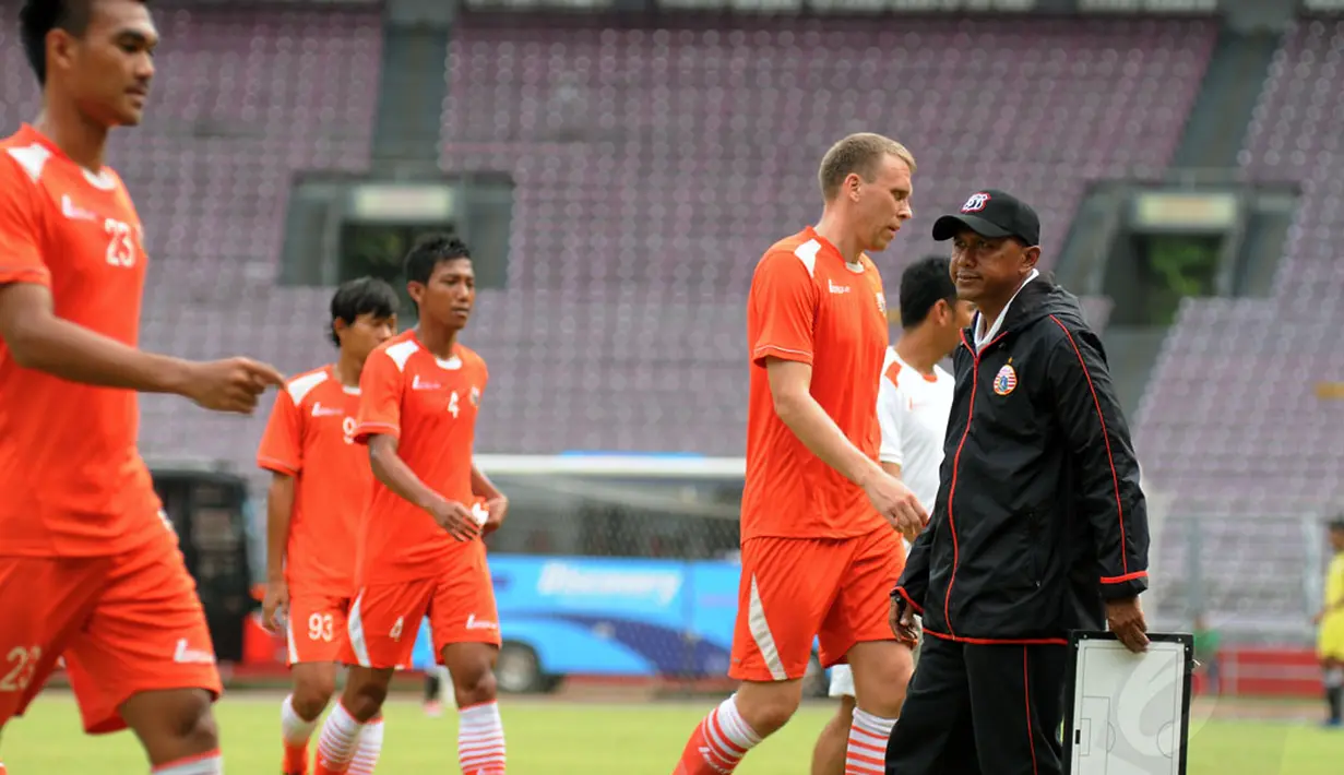 Pelatih Persija Jakarta, Rahmad Darmawan (kanan) memimpin langsung laga uji coba melawan Martapura FC di Stadion GBK Jakarta, Selasa (6/1/2015). Persija unggul 2-1 atas Martapura FC. (Liputan6.com/Helmi Fithriansyah)