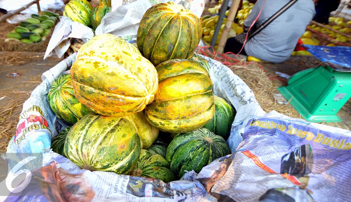 Memasuki bulan Ramadan penjualan buah labu blewah yang biasa digunakan sebagai minuman berbuka mengalami kenaikan, Pasar Induk, Kramat Jati, Sabtu, (20/6/2015).  harga buah labu blewah dari Rp. 2.500 menjadi Rp. 4.000 per kg. (Liputan.com/Yoppy Renato)
