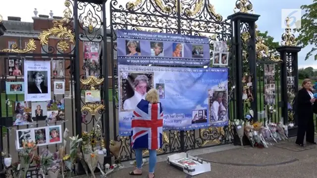 Para penggemar Putri Diana berkumpul di gerbang Istana Kensington untuk memperingati kepergian Diana 20 tahun lalu.