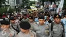 Polisi berjaga saat Front Pemuda Muslim Maluku (FPMM) menggelar aksi di depan KPK, Jakarta, Jumat (26/8). Mereka mendesak KPK mengusut Bupati Buru yang diduga melakukan korupsi. (Liputan6.com/Helmi Afandi)