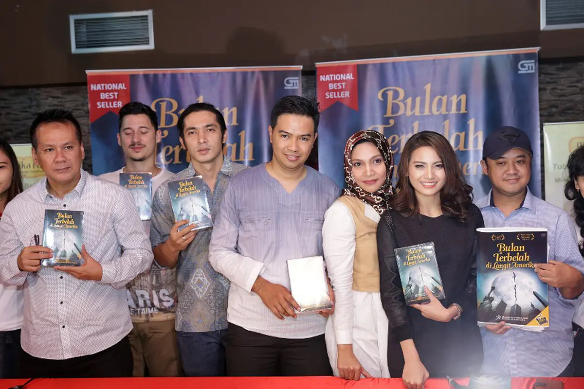 Bulan Terbelah di Langit Amerika