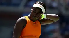 Petenis Amerika Serikat, Sloane Stephens bereaksi selama melawan Anastasija Sevastova dari Latvia pada perempat final AS Terbuka di New York, Selasa (4/9). Petenis ranking tiga dunia itu dipaksa bertekuk lutut 2-6 dan 3-6. (Al Bello/Getty Images/AFP)
