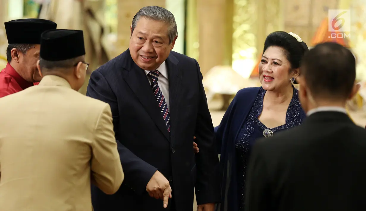 Presiden keenam RI Susilo Bambang Yudhoyono dan istri Ani Yudhoyono menghadiri resepsi pernikahan putri Ketua DPD, Oesman Sapta Odang di Jakarta, Jumat (8/9). Resepsi itu juga dihadiri anggota Kabinet Kerja dan ketua umum parpol (Liputan6.com/Johan Tallo)