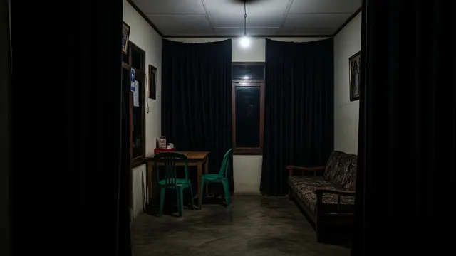 Warna Tirai yang Bikin Ruangan Makin Sempit Hitam Pekat
