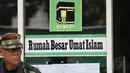 Petugas yang berseragam loreng itu tampak berjaga-jaga di Kantor DPP PPP, Jakarta, Rabu (3/12/2014). (Liputan6.com/Faizal Fanani)