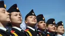 Tentara wanita Rusia saat mengikuti latihan parade militer Hari Kemenangan di Moskow, Rusia, (7/5). Rusia akan merayakan ulang tahun ke-72 dari kemenangan atas Nazi Jerman di pada 9 Mei 1945. (AFP Photo/ Kirill Kudryavtsev)