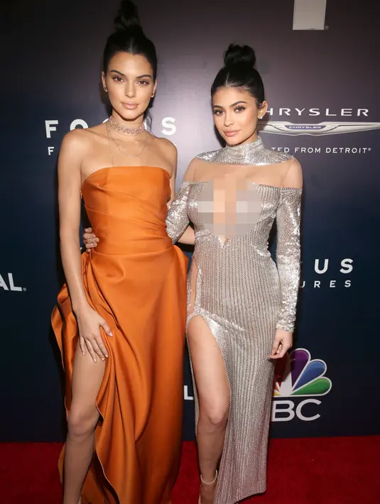 Kendall Jenner (kiri) dan Kylie Jenner berpose saat menghadiri acara pada Golden Globes 2017 di Hotel Beverly Hilton, California, AS (8/1). Kakak-adik ini tampil cantik dengan gaun seksi yang digunakannya. (Jesse Grant/Getty Images for NBCUniversal/AFP)
