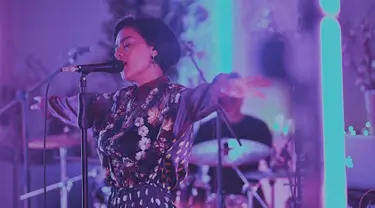 Bakat bermusik dari Indra lesmana nampaknya menurun pada putrinya, Eva Celia. Membawakan lagu berjenis R&B, jazz ataupun fusion, penampilan Eva Celia saat bernyanyi selalu memukau para penggemarnya. (Liputan6.com/IG/@evacelia)