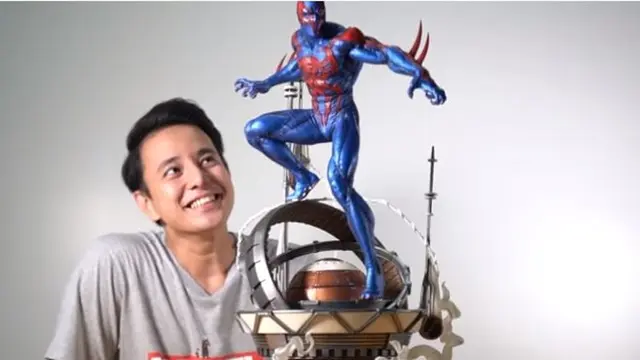 Penggemar Marvel, Ini 7 Potret Billy Davidson dengan Koleksi Action Figure Miliknya