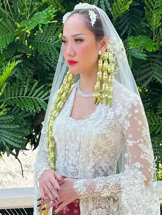 Sang MUA juga mengaplikasikan bronzer dan kontur lembut untuk mempertegas fitur wajahnya. Sebagai sentuhan terakhir, diaplikasikan juga blush on dan lipstik dari perpaduan warna pink dan merah, menghasilkan keseluruhan tampilan makeup yang segar. [@bumiauw]