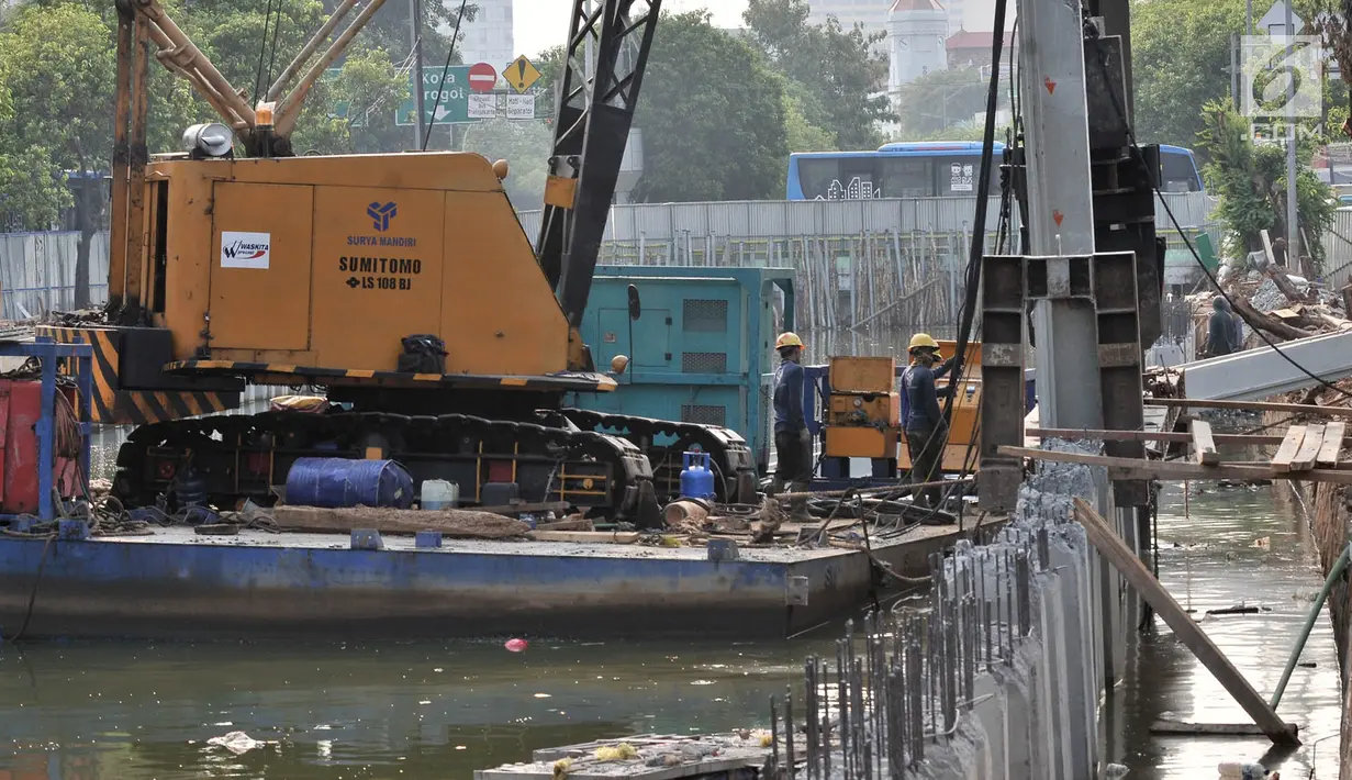 Petugas Dinas Sumber Daya Air Pemprov DKI Jakarta membangun turap di Kali Ciliwung Lama, Jakarta, Kamis (11/10). Pembangunan turap ini merupakan bagian dari proyek normalisasi Kali Ciliwung. (Merdeka.com/Iqbal Nugroho)