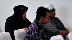 Walikota Surabaya Tri Rismaharini saat berbincang dengan pihak keluarga penumpang AirAsia QZ8501 yang hilang di posko Crisis Center di Terminal II Bandara Juanda, Surabaya, Jawa Timur, Senin (29/12). (Liputan6.com/Johan Tallo)