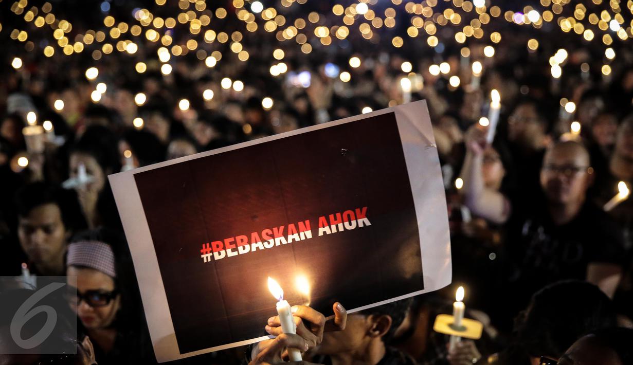 Ribuan pendukung Basuki Tjahaja Purnama atau Ahok menggelar acara Malam Solidaritas atas Matinya Keadilan di Tugu Proklamasi, Jakarta (10/05). Mereka menyanyikan lagu-lagu nasional dengan menyalakan lilin. (Liputan6.com/Faizal Fanani)
