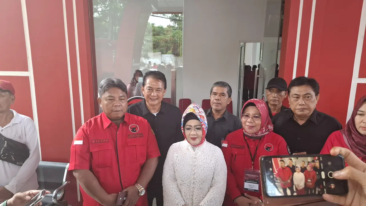 Eks Kadinkes Lampung, Reihan saat menjalani fit and propertest calon Walikota Bandar Lampung di PDI Perjuangan Lampung.  Foto : (Liputan6.com/Ardi).