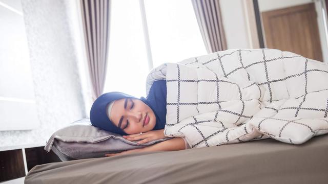 5 Cara Agar Tidur Cukup Saat Bulan Puasa Tetap Produktif