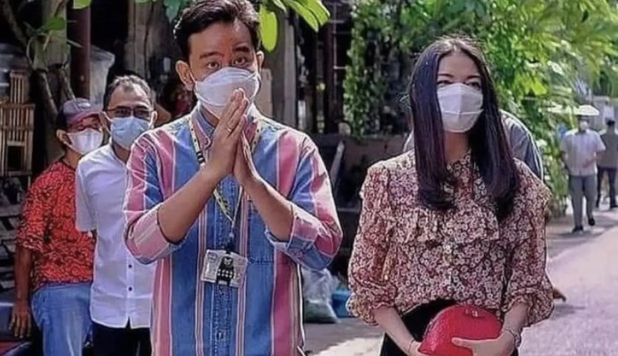 <p>Selvi membawa clutch fuschia dengan atasan kemeja flower dipadukan celana hitam, dok. @selvi_gibran</p>