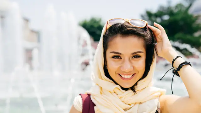 6 Fashion Items Untuk Tampil Nyaman dan Chic Saat Liburan ke India