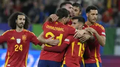 Timnas Spanyol menyusul tuan rumah Jerman lolos ke babak 16 besar Euro 2024 setelah memetik kemenangan kedua di Grup B dengan mengalahkan Italia 1-0 di Arena Aufschalke, Gelsenkirchen, Jerman, Jumat (21/6/2024) dini hari WIB. Gol tunggal kemenangan Tim Matador dihasilkan lewat gol bunuh diri bek Italia, Riccardo Calafiori pada menit ke-55. (AP Photo/Frank Augstein)
