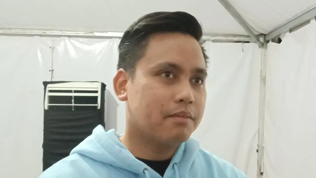 Bupati Kendal, Dico M Ganinduto saat diwawancarai beberapa awak media disela-sela acara Konser Indonesia Maju di lapangan Kridosono Blora, Jawa Tengah. (Liputan6.com/Ahmad Adirin)