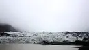 Turis berjalan saat mengunjungi perairan Gletser Solheimajokull, Islandia, Jumat (16/10).  Pemanasan global menyebabkan gletser Solheimajokull mencair hingga 1 km sejak pengukuran tahunan pada 1931. (AFP PHOTO/POOL/Thibault Camus)