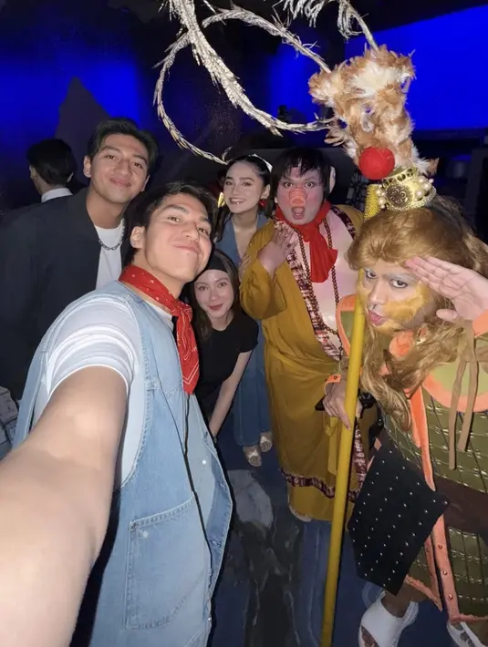 El Rumi dan Syifa Hadju kompak tampil mengenakan denim. [@elelrumi]