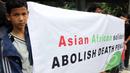 Sebuah spanduk dibentangkan saat Aksi solidaritas Indonesia menolak hukuman mati di Megaria, Jakarta, Jumat, (24/4/2015). Pengunjuk rasa mengkritisi sistem peradilan yang tidak transparan dalam memberikan hukuman mati. (Liputan6.com/Helmi Afandi)