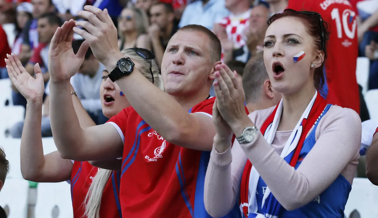Suporter cantik dari Republik Ceska memberikan semangat kepada timnya saat laga grup D Piala Eropa 2016 antara timnya melawan Kroasia di Stade Geoffroy-Guichard, Saint-Etienne, prancis, (17/6/2016). (REUTERS/Robert Pratta)