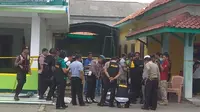 Jajaran Polres Cirebon dan Tim Penjinak Bom Detasemen C Polda Jabar memeriksa temuan benda mencurigakan yang sempat membuat geger warga. Foto (Liputan6.com / Panji Prayitno)