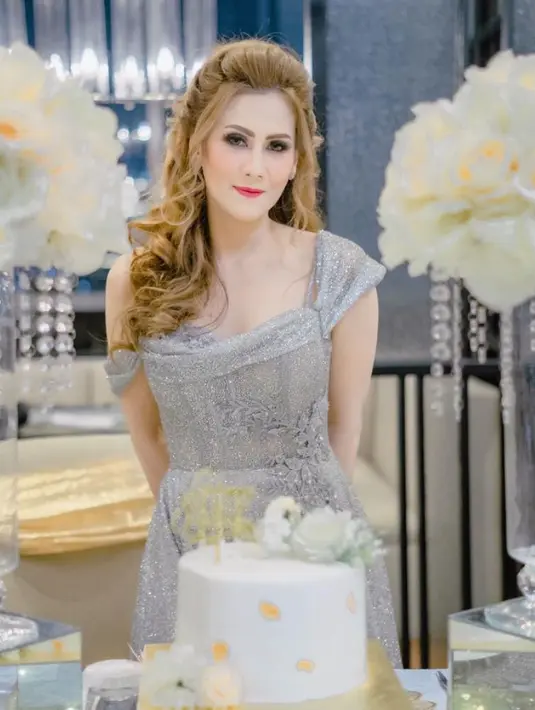 Saat ulang tahun, Citra tampil bak Princess mengenakan gaun kodel korset one shoulder warna silver shimmer.  [@citra.kristinna80]