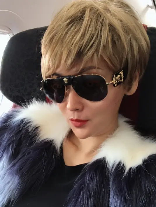 Beragam komentar membanjiri kolom komentar. Meski dibilang bisa memiliki segalanya, ibu seorang anak itu terlihat cuek makan dipinggir jalan, Bahkan, ia juga telah merencanakan ke tempat lain. Netizen salut melihat penampilan Inul. (Instagram/inul.d)