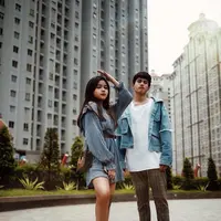 Julian Jacob senang mengeksplorasi rambutnya dengan model dan warna, ia juga tak keberatan tampil dengan fashion kekinian. Brisia yang sering tampil girly juga ikut terbawa edgy (Foto Instagram @julianjacs)