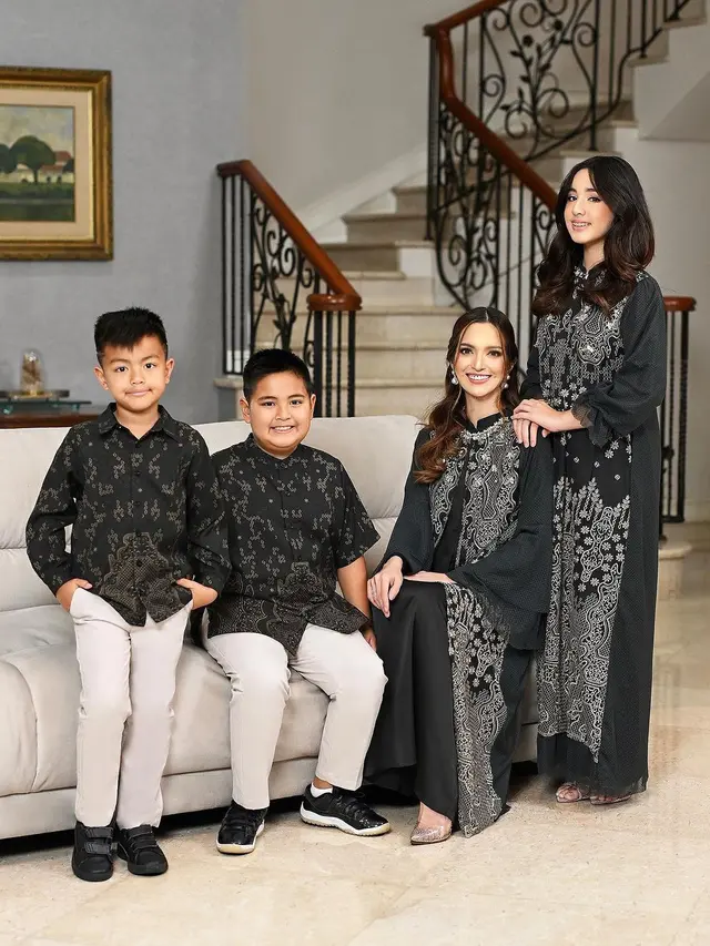 Nia Ramadhani kenakan busana Lebaran (Instagram/ramadhaniabakrie)