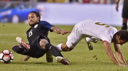 Pemain Kosta Rika, Celso Borges (kanan), berebut bola dengan pemain AS, Jermaine Jones, ada laga penyisihan Grup A Copa America Centenario 2016 di Chicago, Illinois, AS, (8/6/2016) WIB. (AFP/Omar Torres)